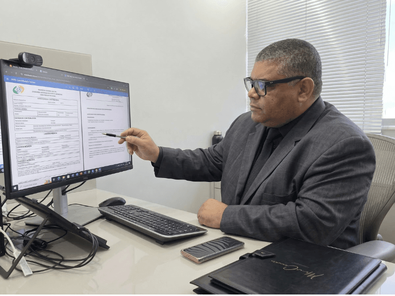 mandado de segurança inss: Advogado especialista assinando documento para destravar benefício no INSS.