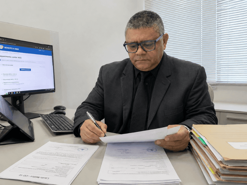 síndrome de burnout no trabalho: Advogado analisando nexo causal e direitos trabalhistas.