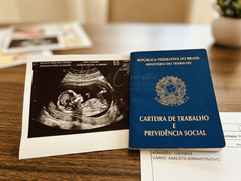 Carteira de trabalho e exame de ultrassom garantindo a estabilidade provisória gestante.