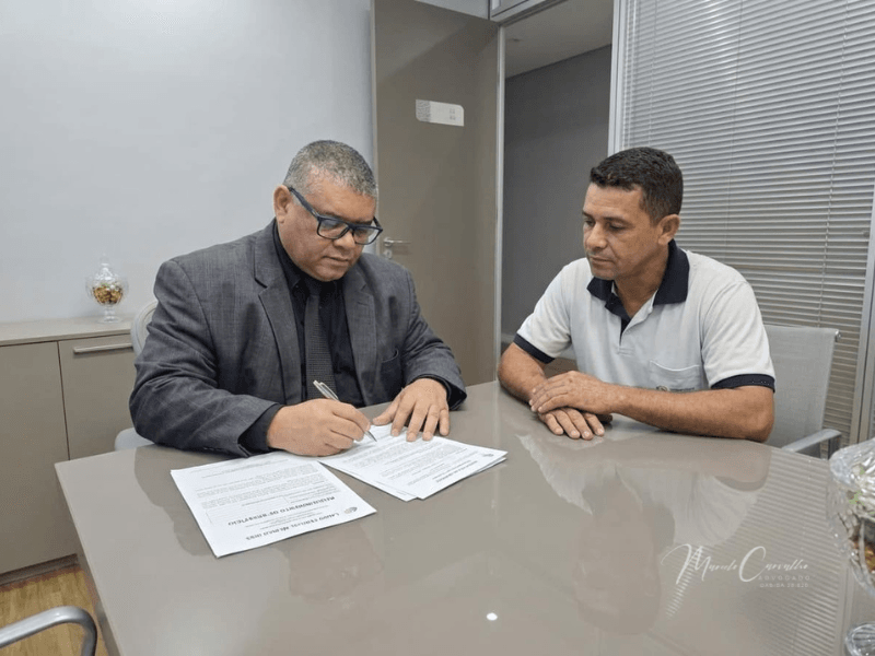 Dr. Marcelo prestando assessoria jurídica para casos de trabalho sem carteira assinada.