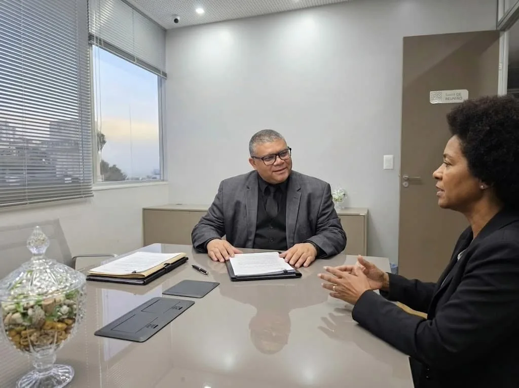 Dr. Marcelo orientando cliente sobre proteção contra demissão discriminatória e rescisão indireta.