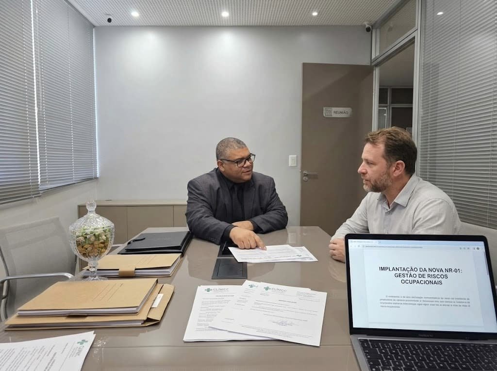 Dr. Marcelo analisando atestados médicos para processo de rescisão indireta por doença ocupacional.