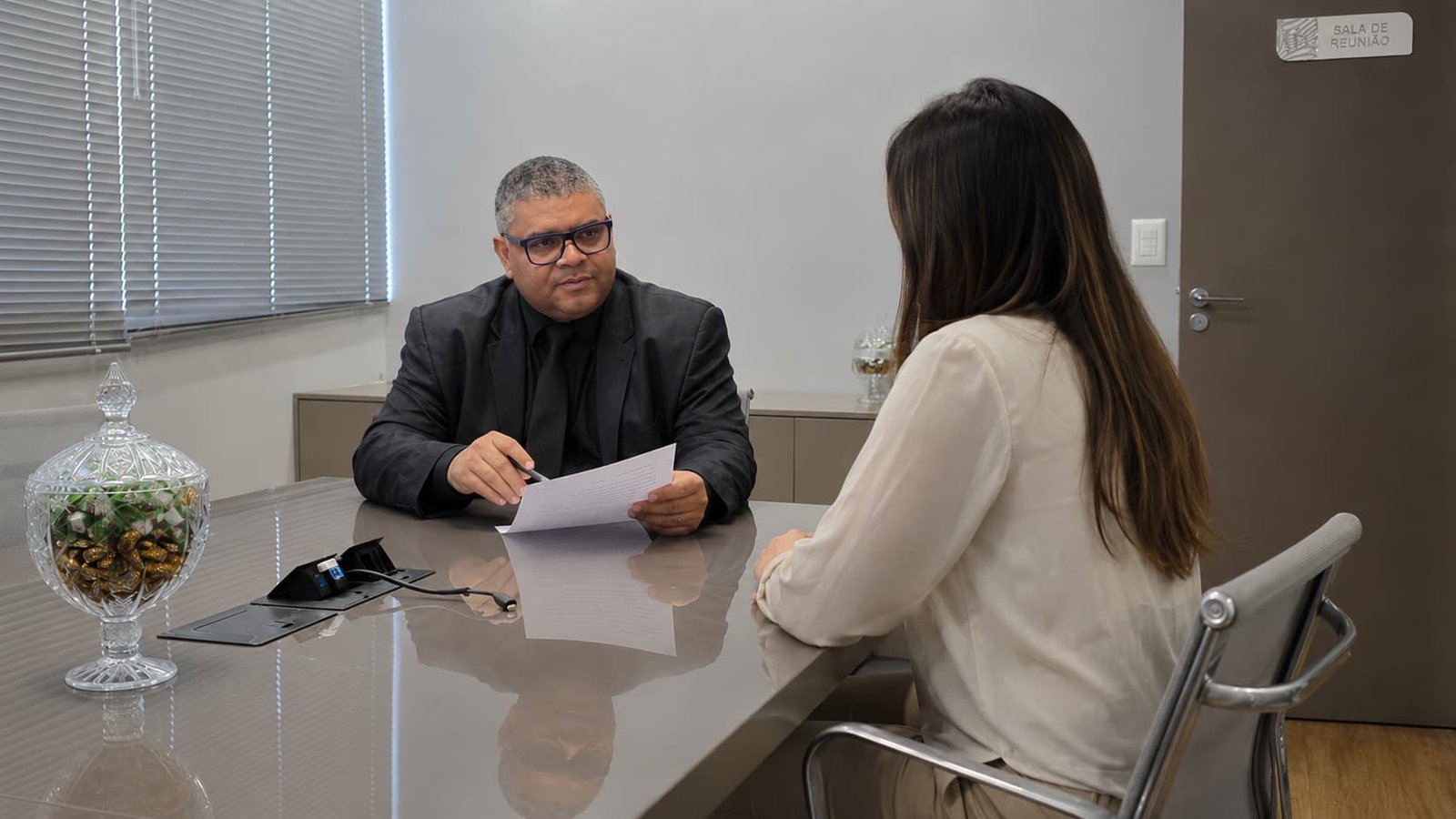 Dr. Marcelo orientando uma cliente sobre os seus direitos à equiparação salarial.