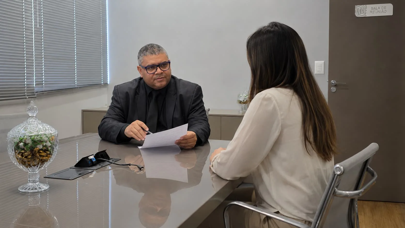 Dr. Marcelo orientando uma cliente sobre os seus direitos à equiparação salarial.