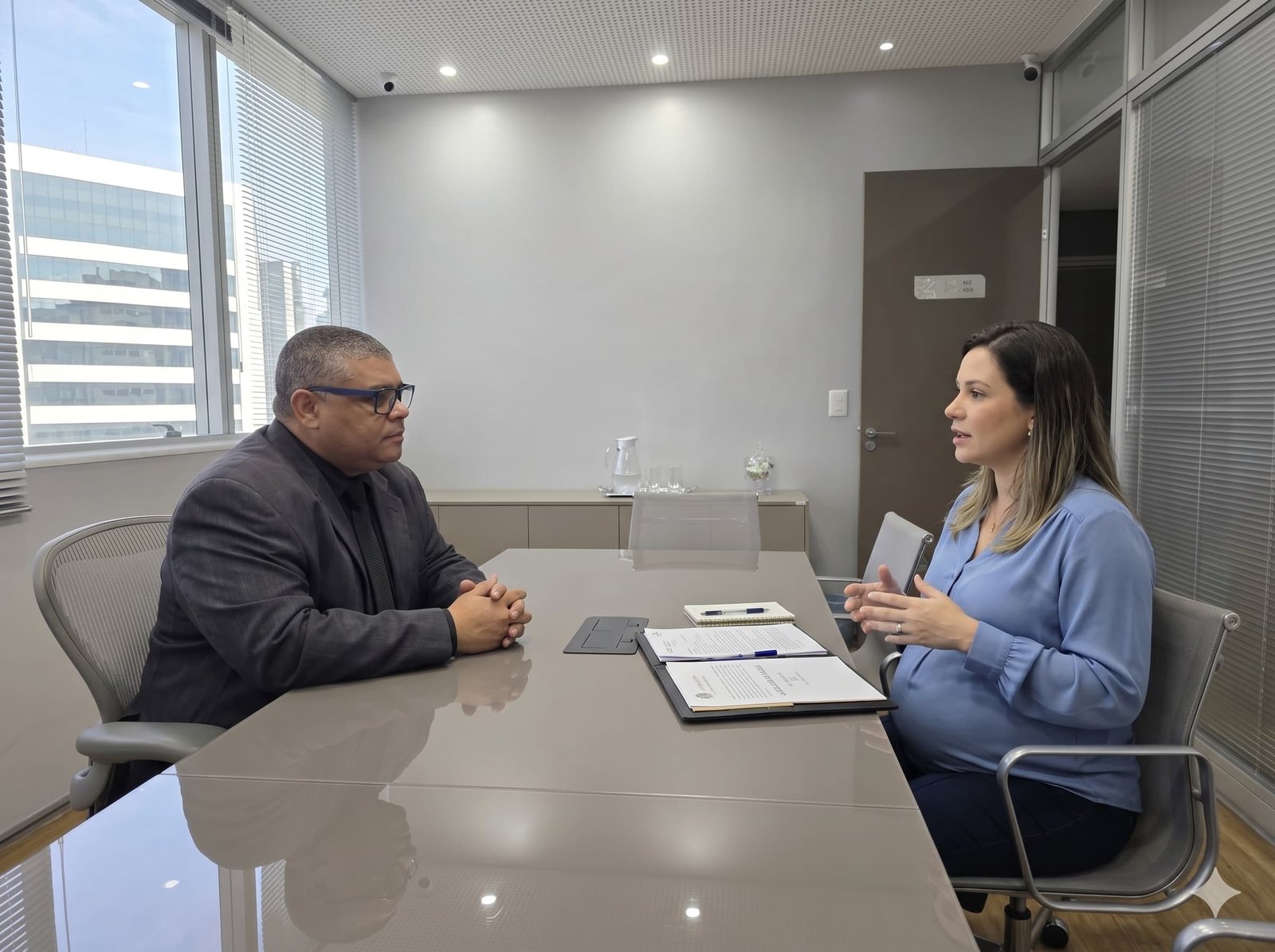 O Dr. Marcelo orientando uma trabalhadora sobre a estabilidade provisória gestante.