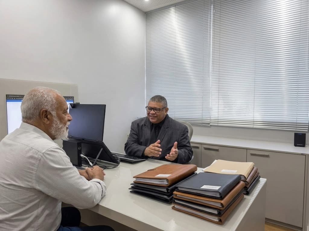Dr. Marcelo prestando consultoria especializada sobre rescisão indireta por assédio moral.