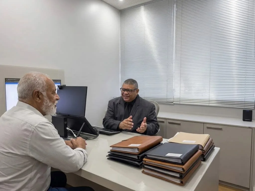 Dr. Marcelo prestando consultoria especializada sobre rescisão indireta por assédio moral.